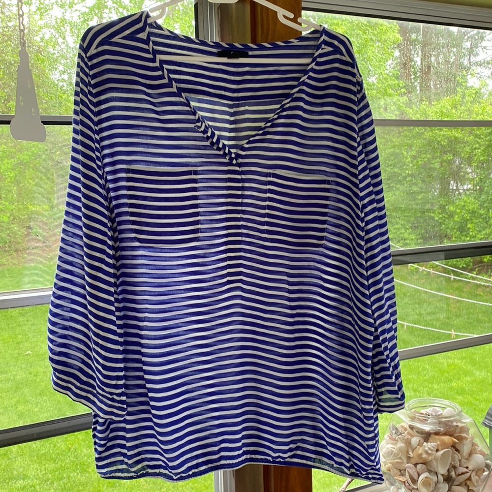 Gently worn blue white stripe top. Elastic at the bottom 3/4 sleeve
